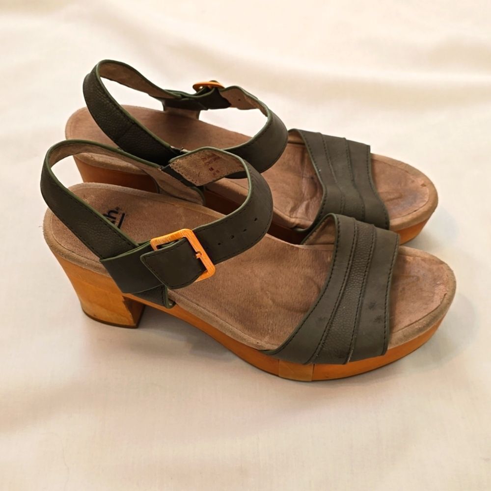 Earth Platform Sandal Size 9